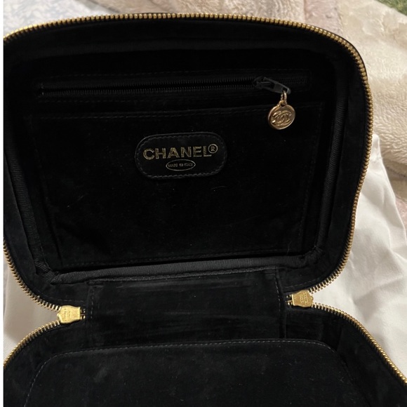 CHANEL Vintage
PATENT LEATHER SATCHEL - Picture 9 of 12